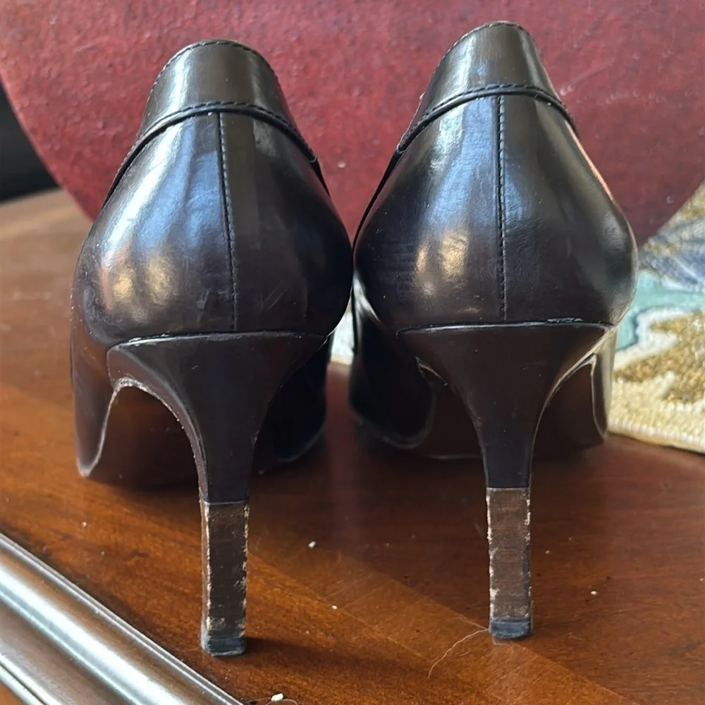 Chanel Black Leather Heels Rounded Toe w/ Floral Metal Logo Accent Made in Italy